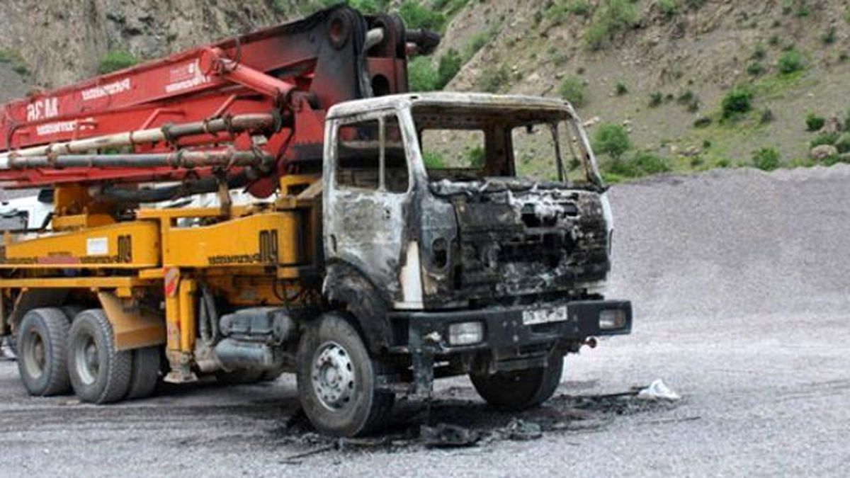 PKK, Şemdinli'de Özel Firmaya Ait 5 İş Makinesi Yaktı