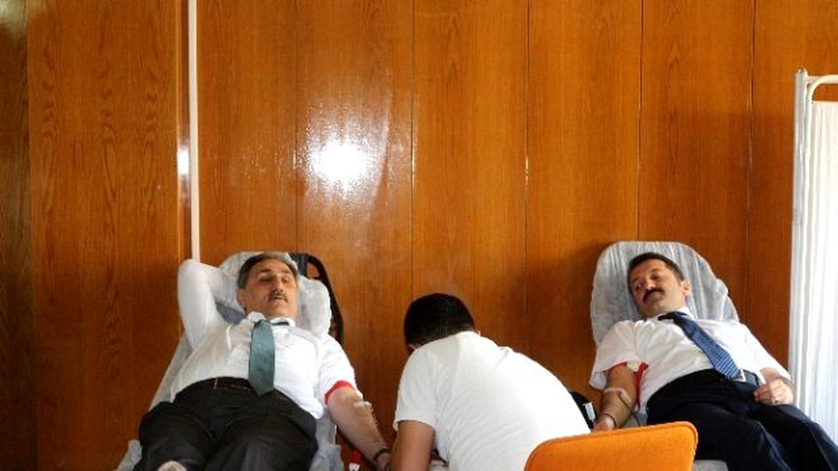 Sağlık Müdürleri ve Çalışanlardan Kızılay\'a Kan Bağışı