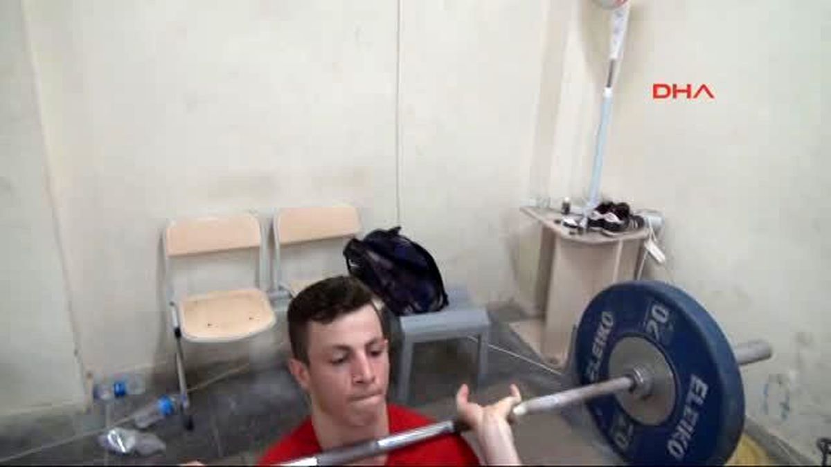 Şampiyon Halterci Ekmeğini Hurdadan Kazanıyor