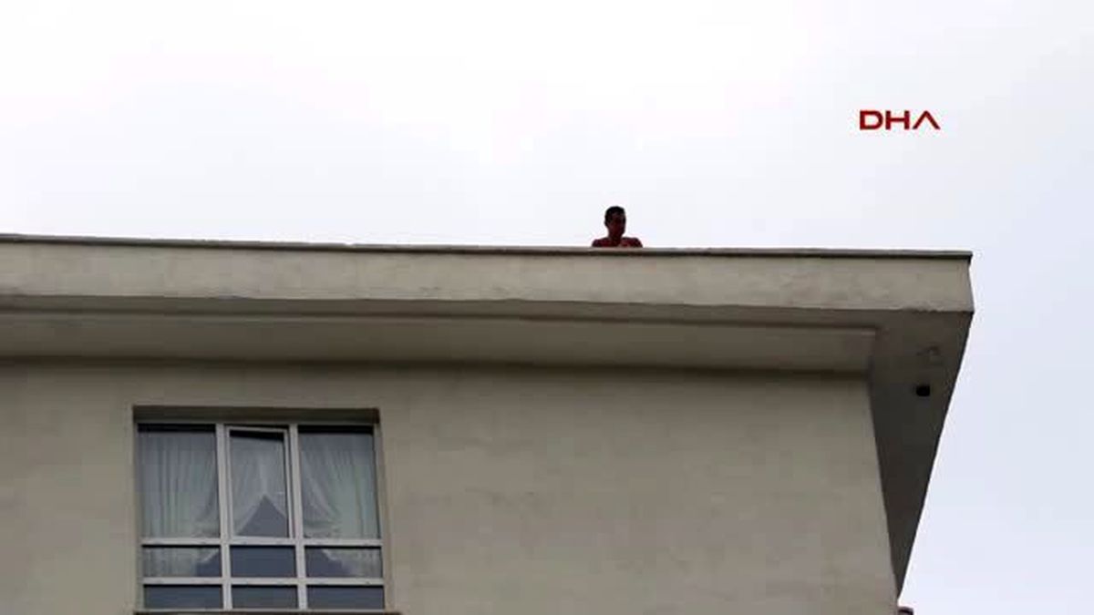 Eşi Evi Terk Edince Çatıya Çıkıp İntihar Girişiminde Bulundu