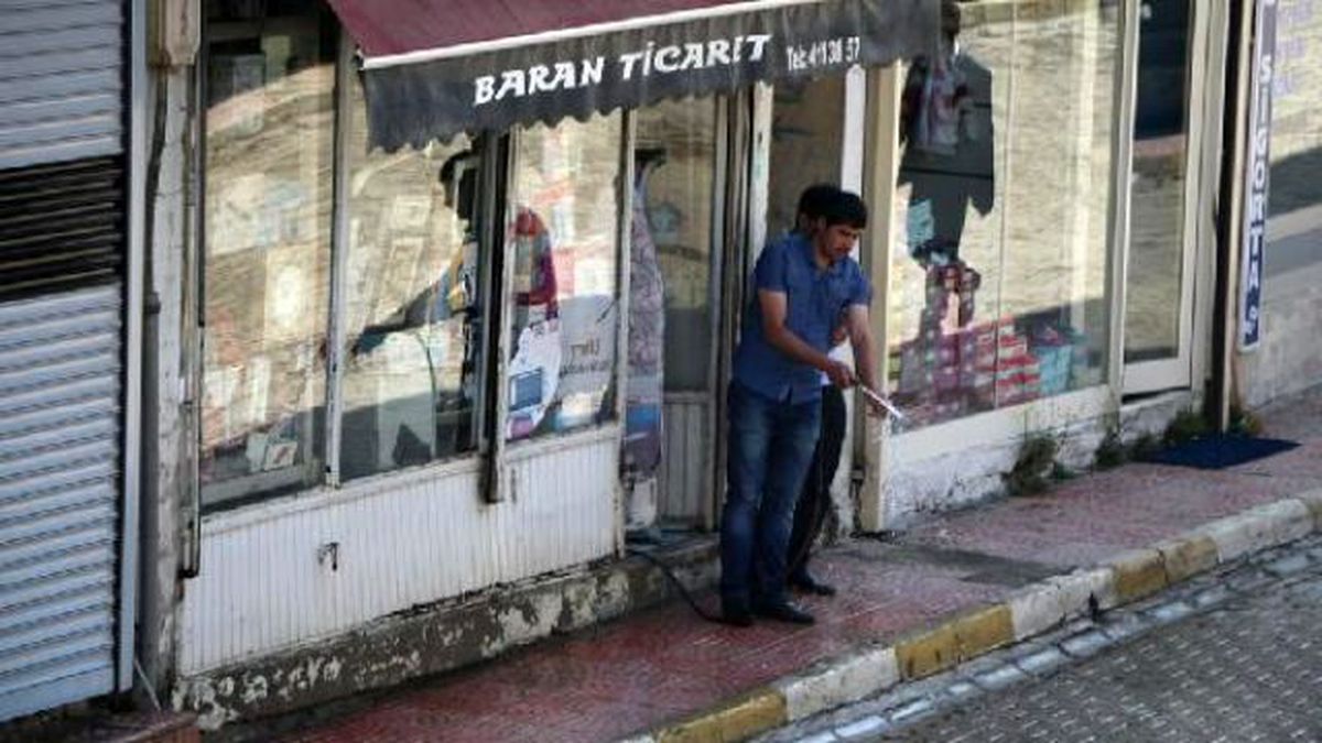 Şemdinli\'de Dükkanlar Açıldı