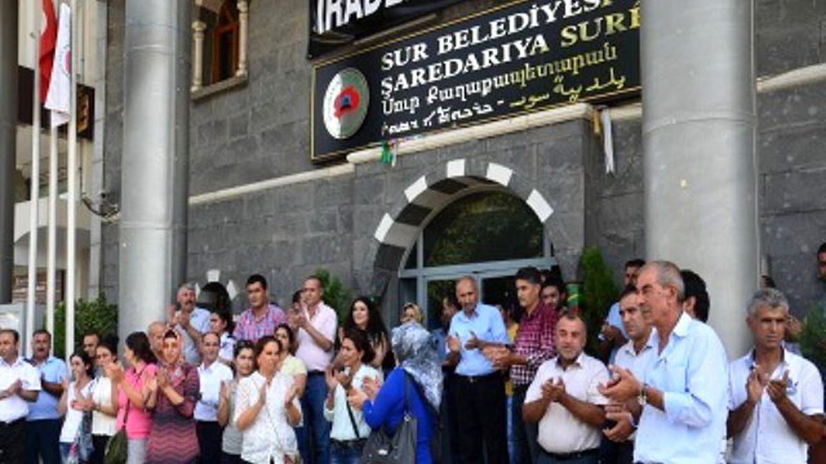Sur Belediyesi Barış İçin İş Bıraktı