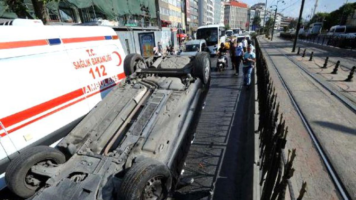 Beyoğlu\'da Taksinin Sıkıştırdığı Otomobil Takla Attı