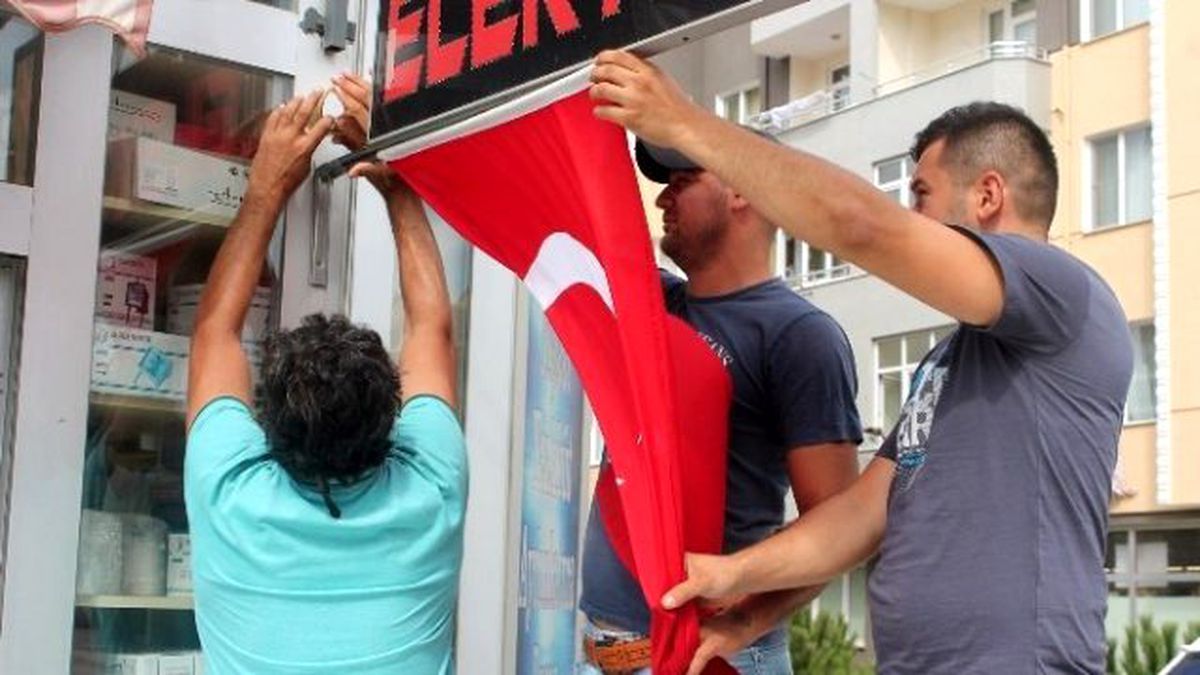 Tekirdağ\'da Esnaflardan Teröre Bayraklı Tepki