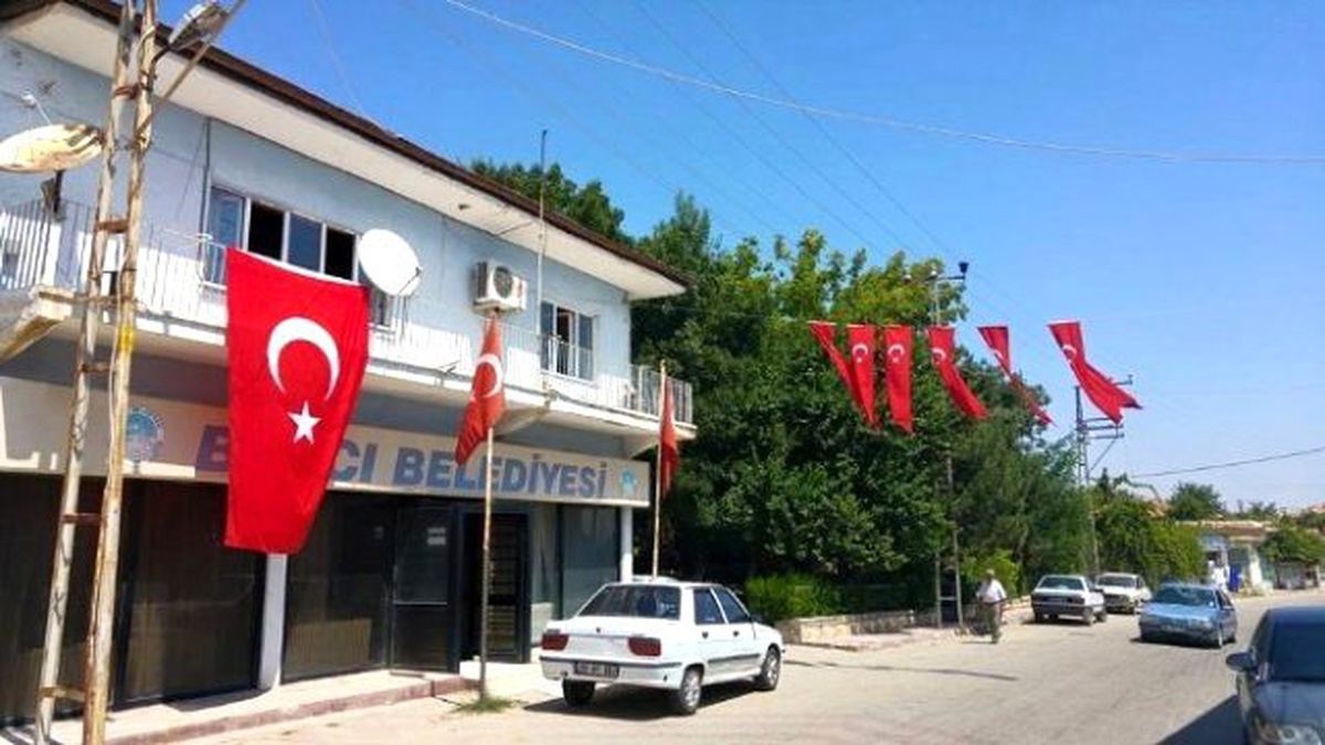 Teröre Tepki İçin Köyü Türk Bayrağı ile Donattılar