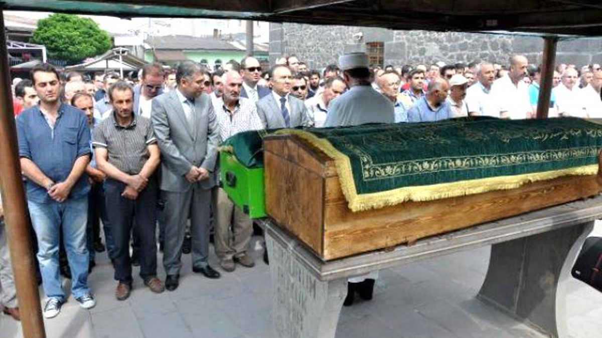 Trabzon\'da İntihar Eden Polis, Erzurum\'da Toprağa Verildi