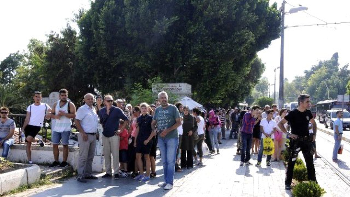 Turistler Şüpheli Paketin Patlatılmasını Film İzler Gibi İzledi