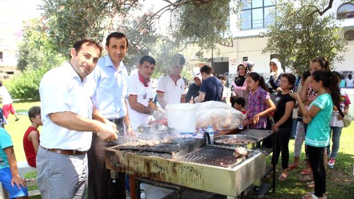 Yavuz Selim Camii\'nde Kur\'an Okumayı Öğrenen 400 Minik Köfteli Kutlama Yaptı