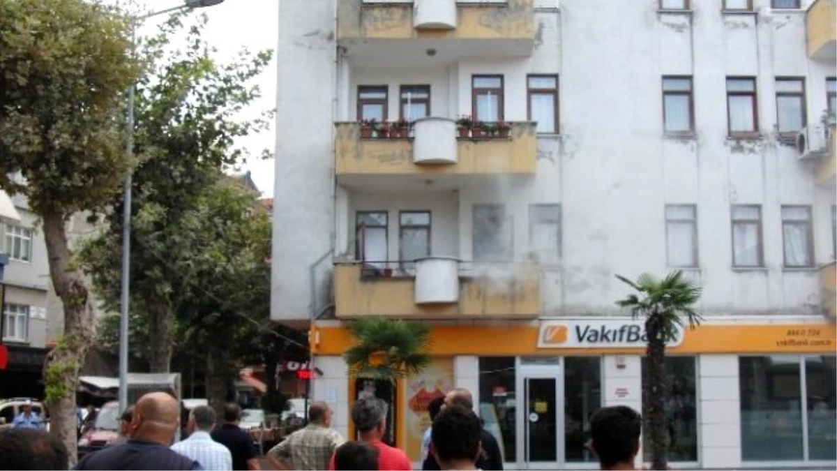 4 Katlı Binadaki Yangına Esnaf Müdahale Etti