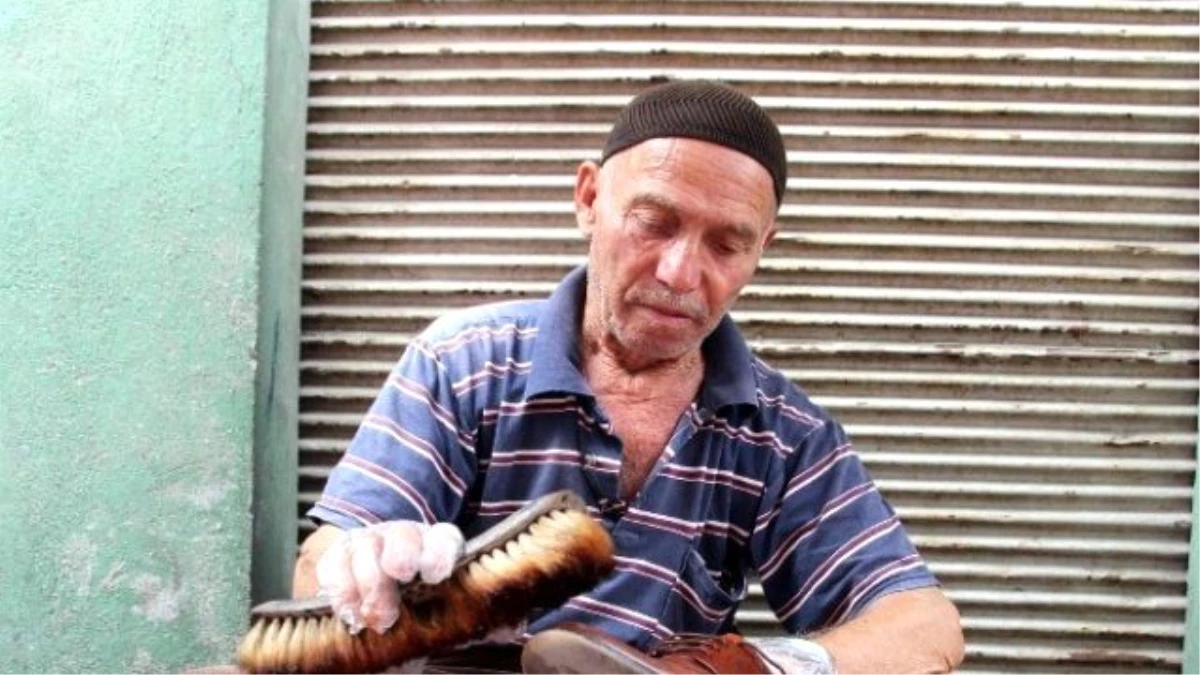80 Yaşındaki İbrahim Amca, 66 Yıldır Ayakkabı Boyuyor