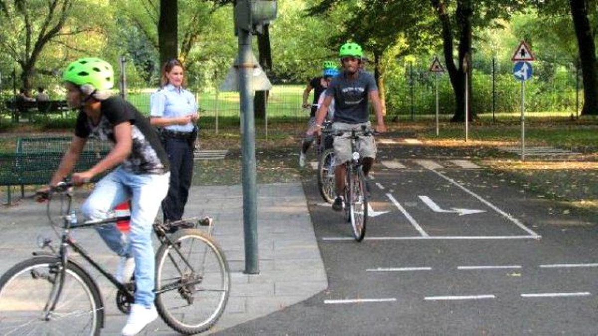 Alman Polisinden Afrikalı Mültecilere Bisiklet Kursu