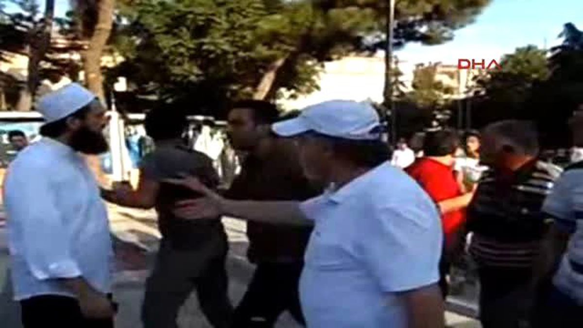 Avcılar\'da Pitbull\'lu Saldırıya Uğrayan Müzisyenlere Sahne ve Atatürk Heykelciği