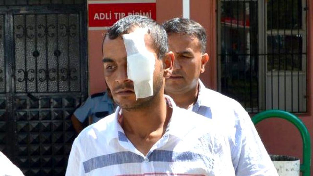 Babasını Dövdü, Linç Edilmekten Polis Kurtardı