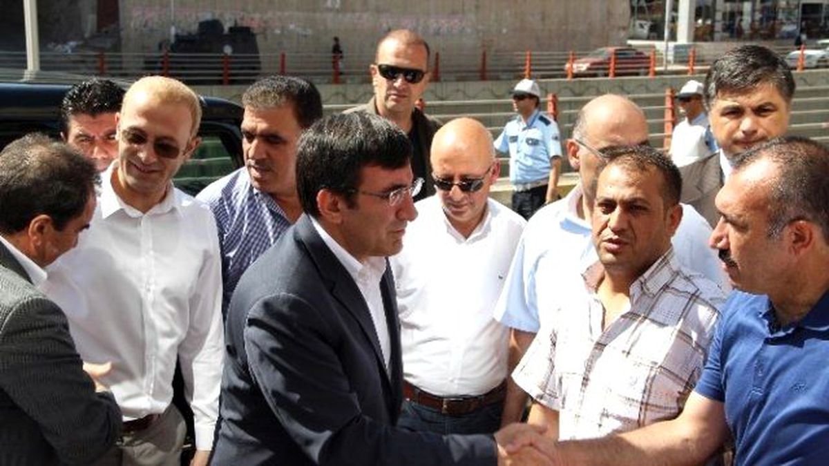 Bakan Yılmaz, Saldırı Sonrası AK Parti Diyarbakır İl Başkanlığı\'nı Ziyaret Etti