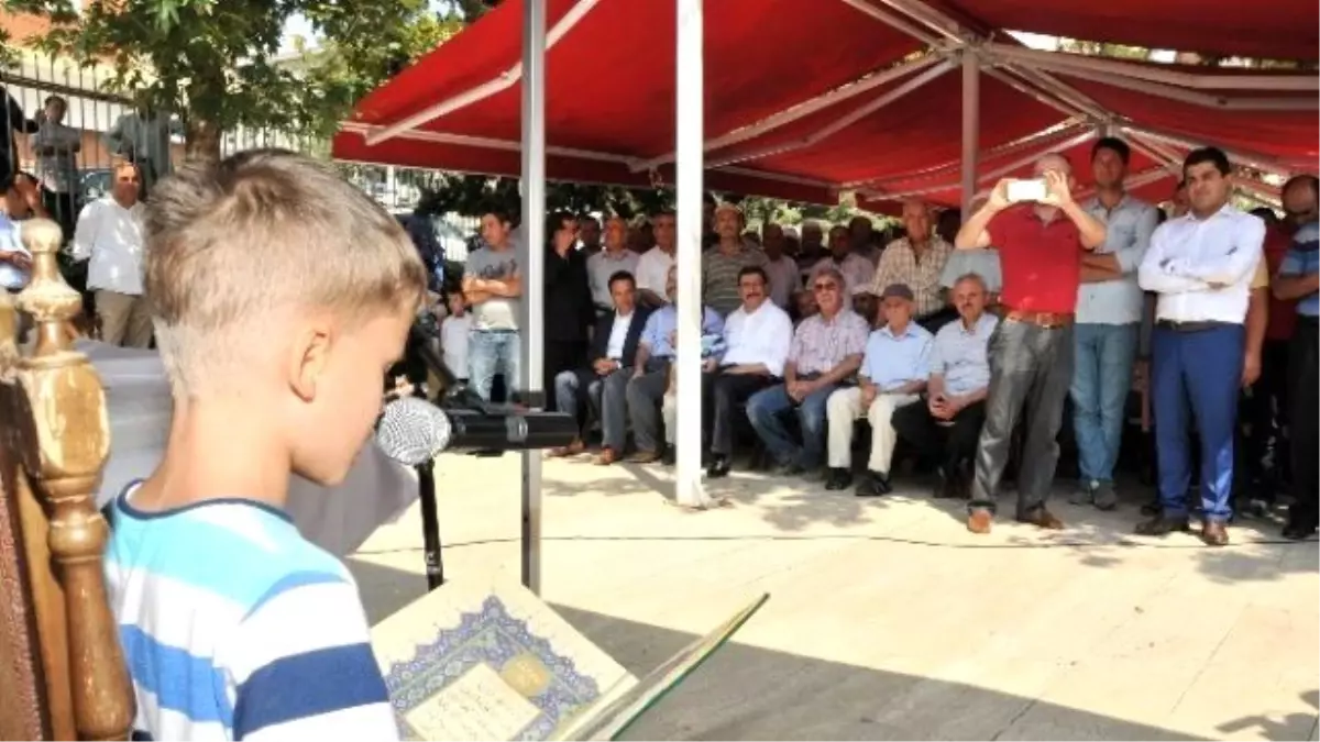 Başkan Ak, Kur\'an Kursu Birincilerine Bisiklet Hediye Etti