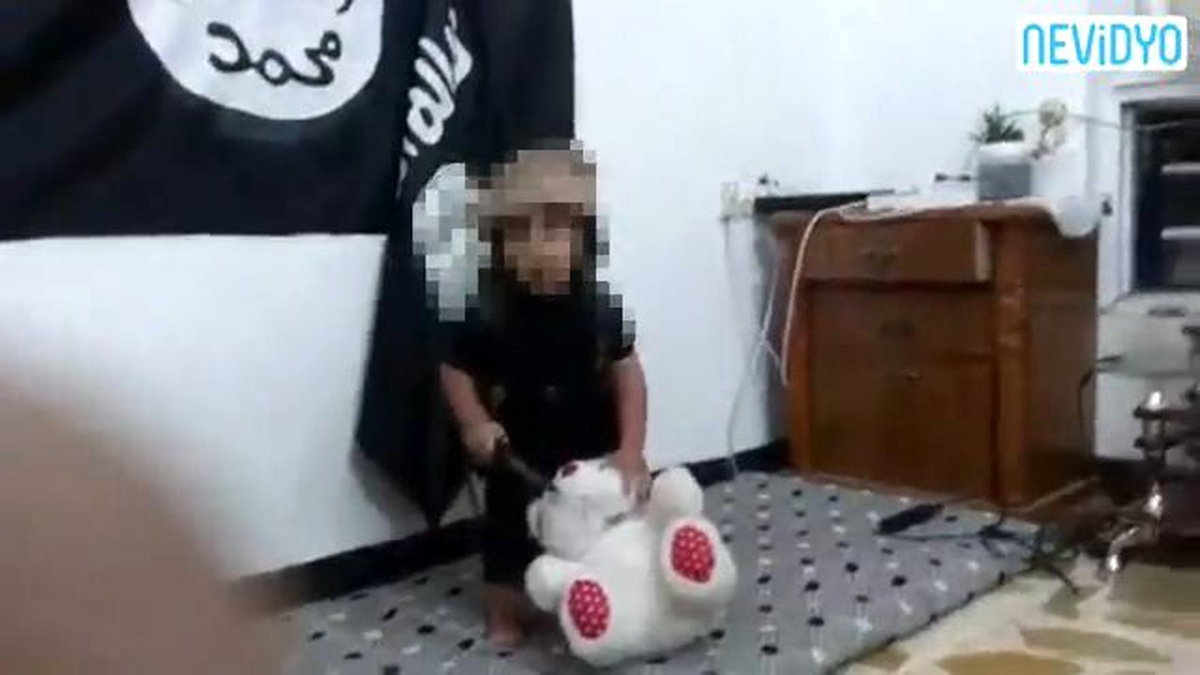 Çocuğuna Oyuncak Ayının Kafasını Kestiren Işid\'li Baba