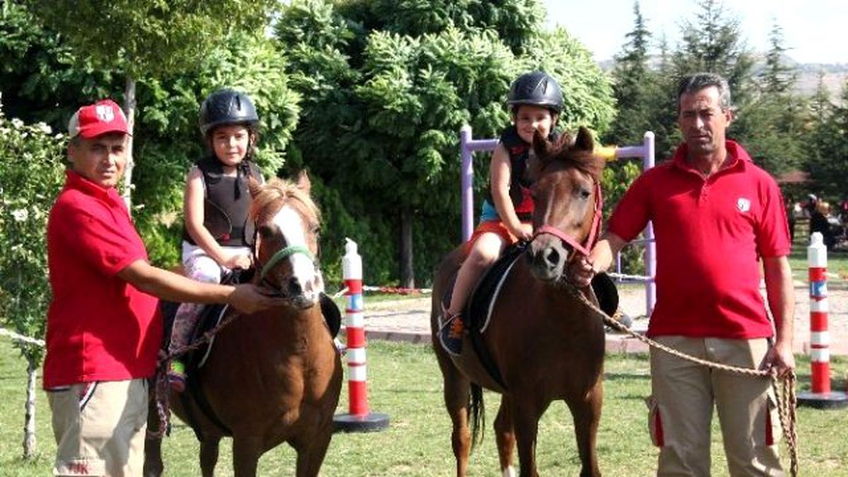 Çocuklar Pony Atlara Binmenin Sevincini Yaşadı