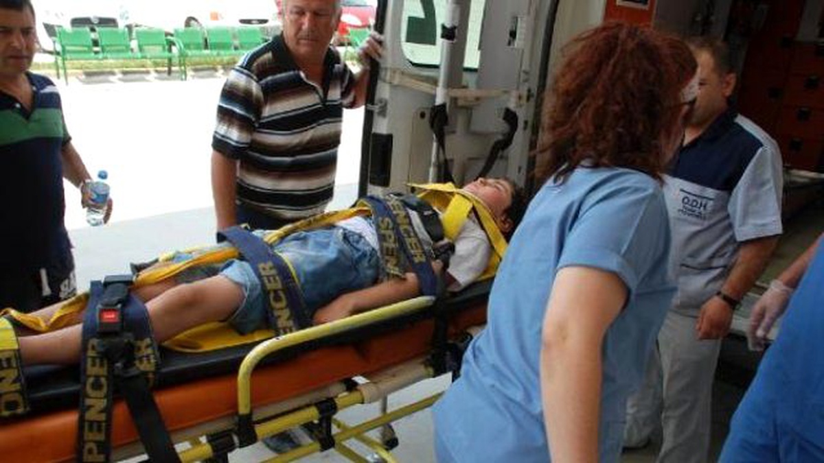 Çorum\'da Otomobil Bariyerlere Çarptı: 5 Yaralı
