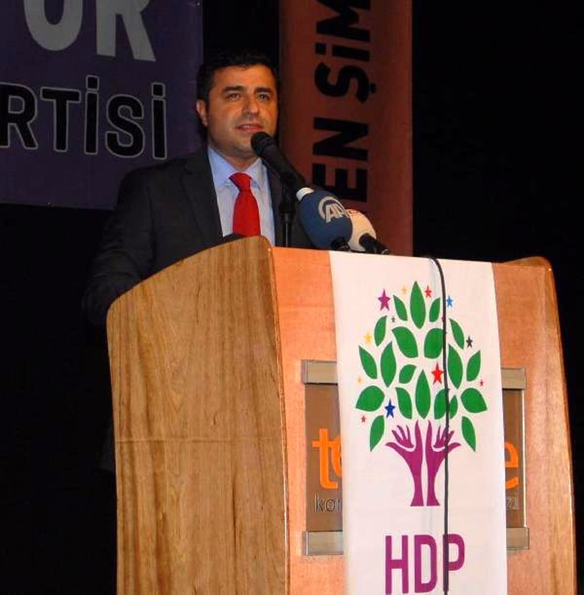 Demirtaş: PKK\'nın Amasız Olarak Eylemelerini Durdurması Lazım, Türkiye İç Savaş Tehlikesiyle Karşı...