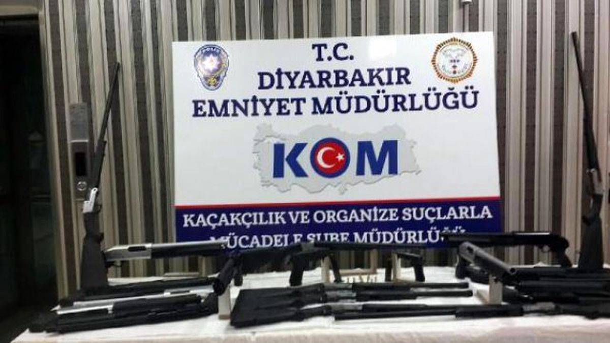 Diyarbakır\'da Ruhsatsız Silahlar Ele Geçirildi