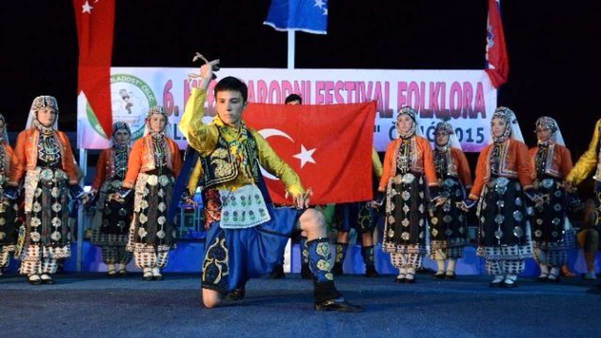 Erguvan Halk Dansları Ekibi Bosna\'yı Salladı