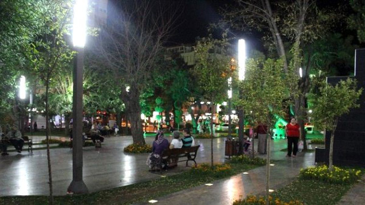 Evde Uyuyamayanlar Parklarda Geceliyor
