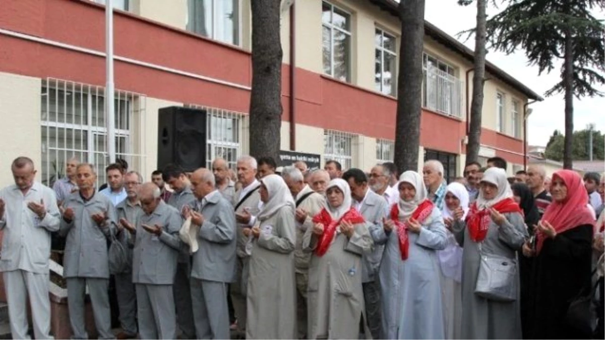 Karamürsel\'de Hacı Adayları Dualarla Uğurlandı