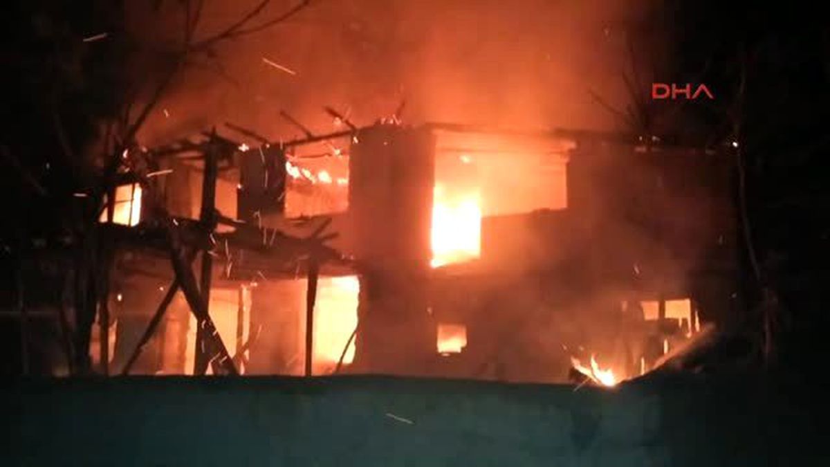 Kastamonu\'da 2 Katlı Ahşap Ev Yandı