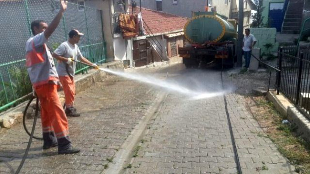 Mahalleler Tazyikli Suyla Yıkanıyor