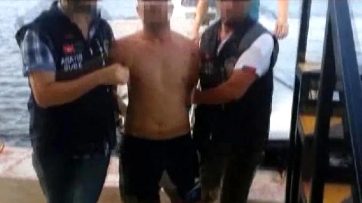 Polisten Yüzerek Kaçan Zanlıyı Denizin Ortasında Deniz Polisi Yakaladı
