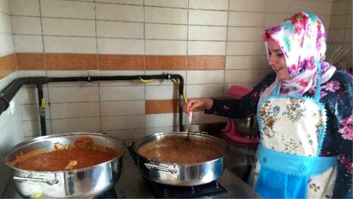 Pursaklar\'da Kadınlar Turşu, Konserve Hazırlama Eğitimi Alıyor