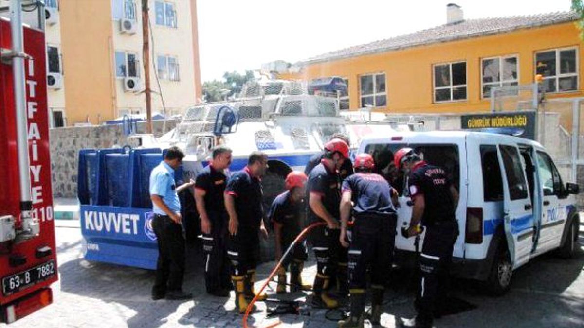 Şanlıurfa\'da Kelepçeli 2 Şüpheli Polis Aracında Mahsur Kaldı