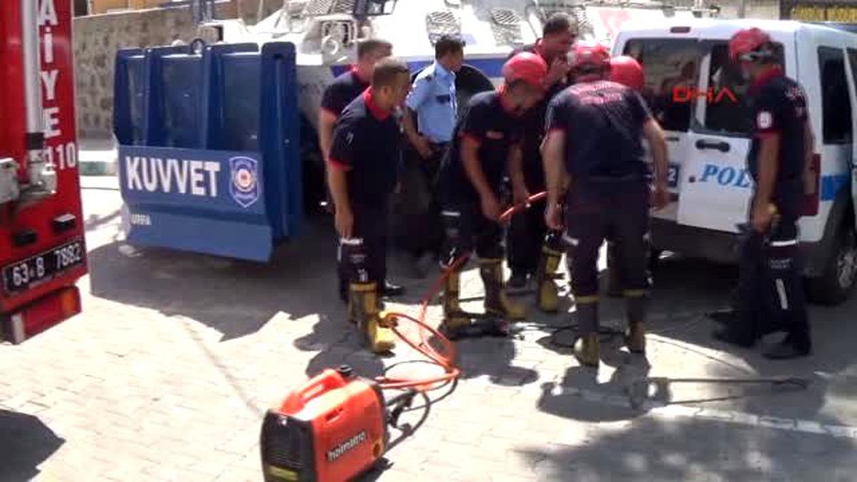 Şanlıurfa?da Kelepçeli 2 Şüpheli Polis Aracında Mahsur Kaldı