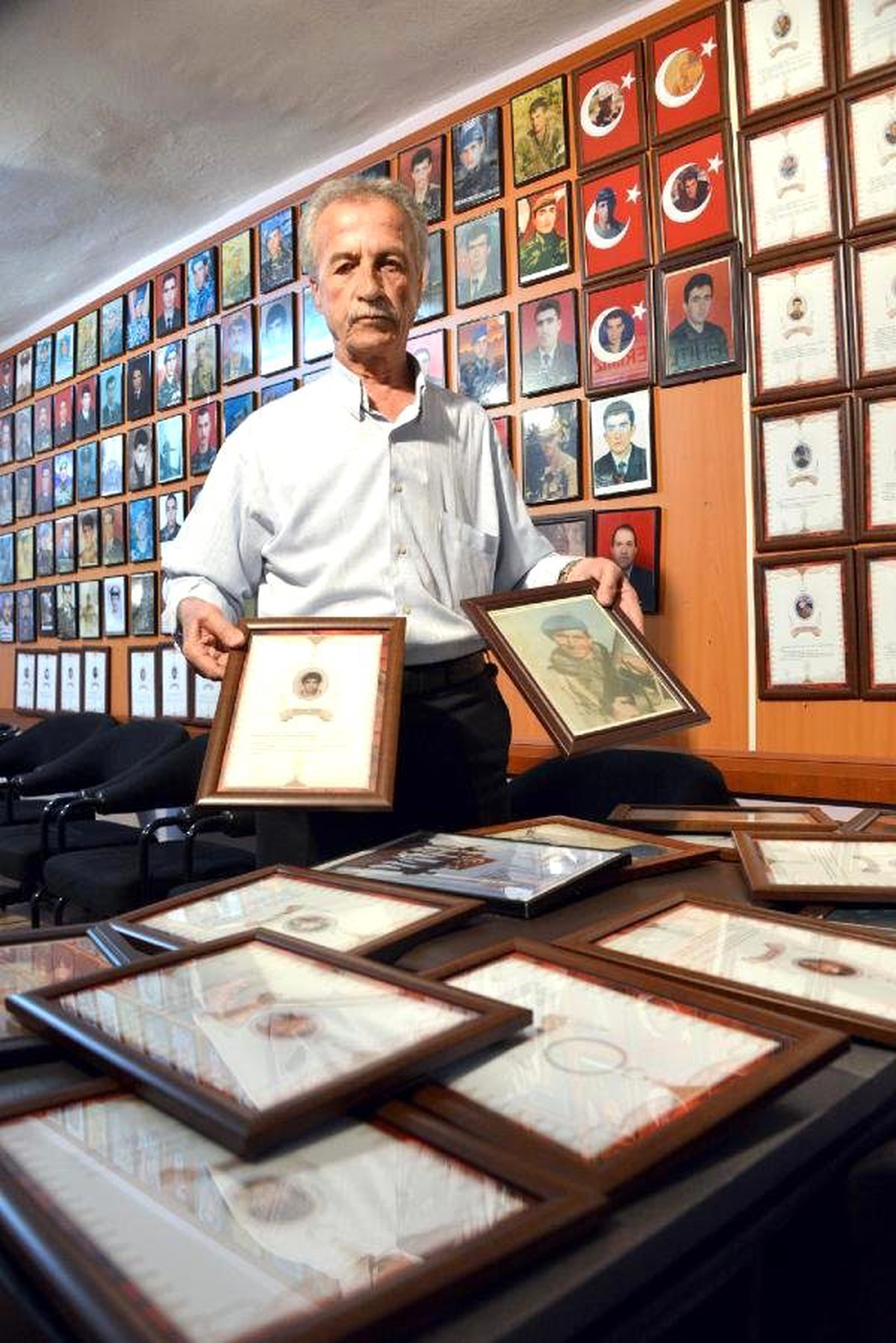Şehit Fotoğrafları, Dernek Duvarına \'Sığsın\' Diye Küçültülüyor
