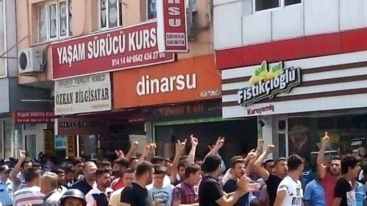 Son 20 Günde 6 Şehit Veren Osmaniye\'de Halk Hdp Binasına Türk Bayrağı Astı