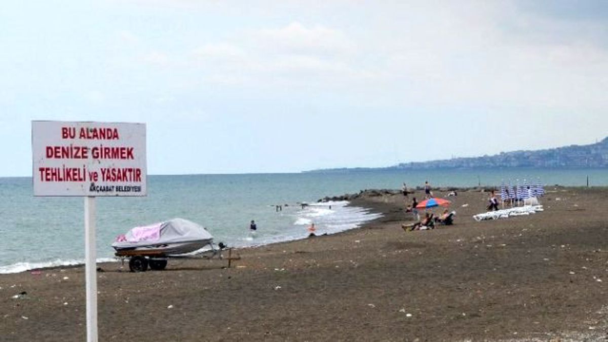 Trabzon\'da Boğulmayı Göze Alıp Denize Giriyorlar