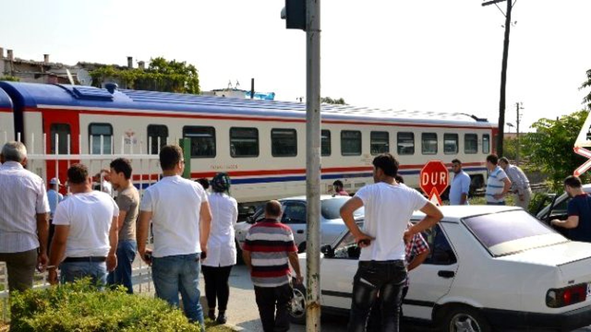 Tren Hemzemin Geçitte Kamyonete Çarptı: 3 Yaralı