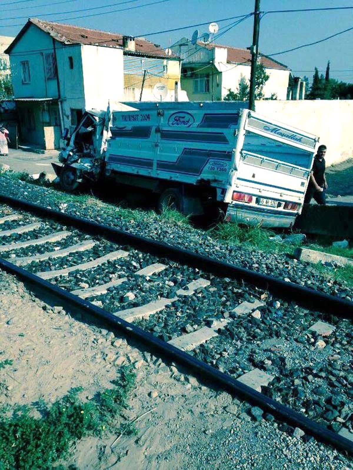Tren, Kamyonete Çarptı: 3 Yaralı