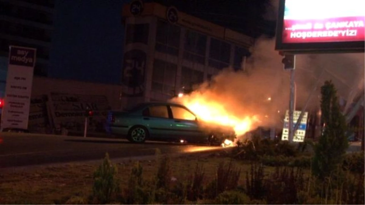 Başkent\'te Yön Levhasına Çarpan Otomobil Cayır Cayır Yandı