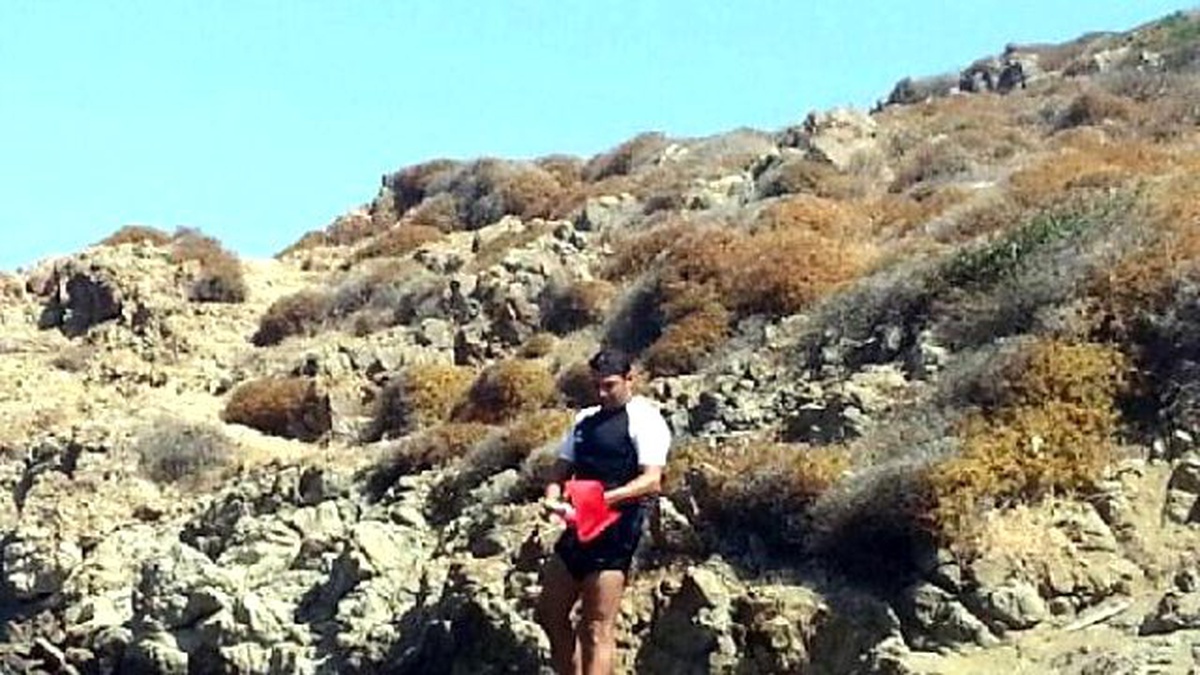 Yunan Askerinin Bulunduğu Adaya Yüzüp Türk Bayrağı Açtı