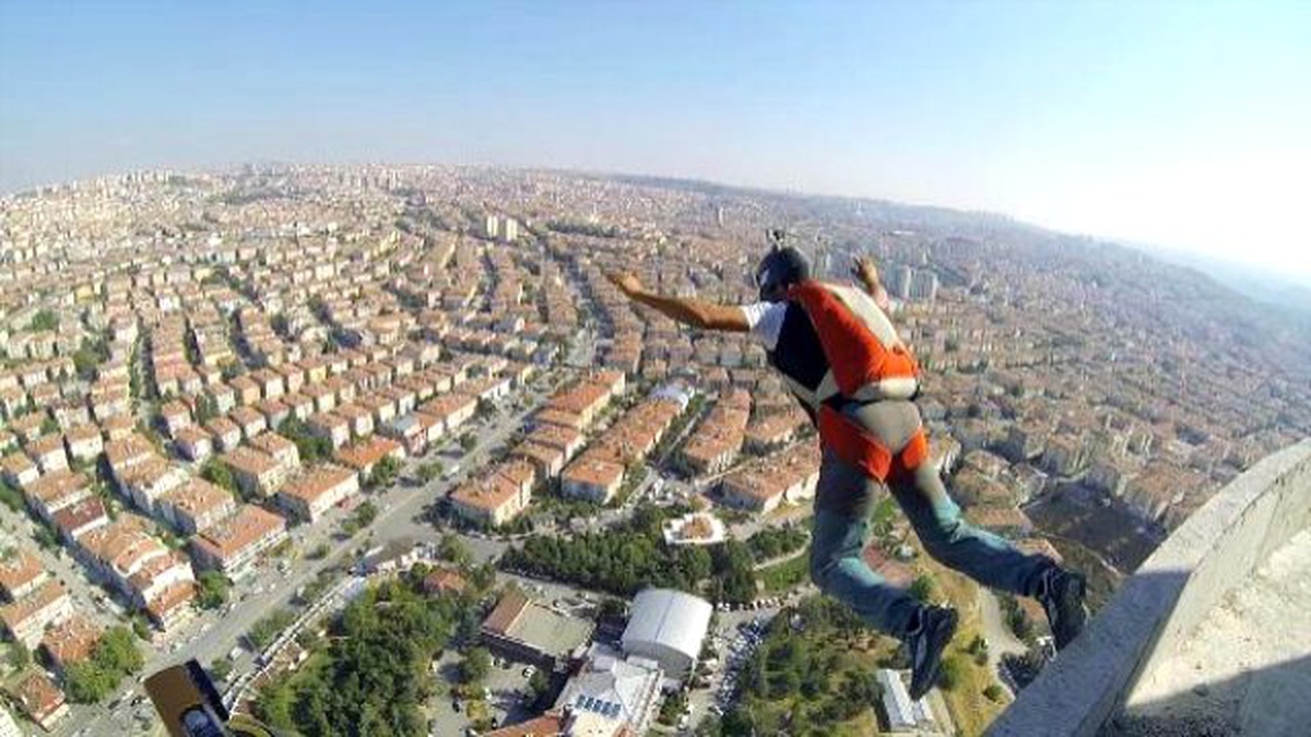 144 Metre Yükseklikteki Cumhuriyet Kulesi\'nden Atladılar