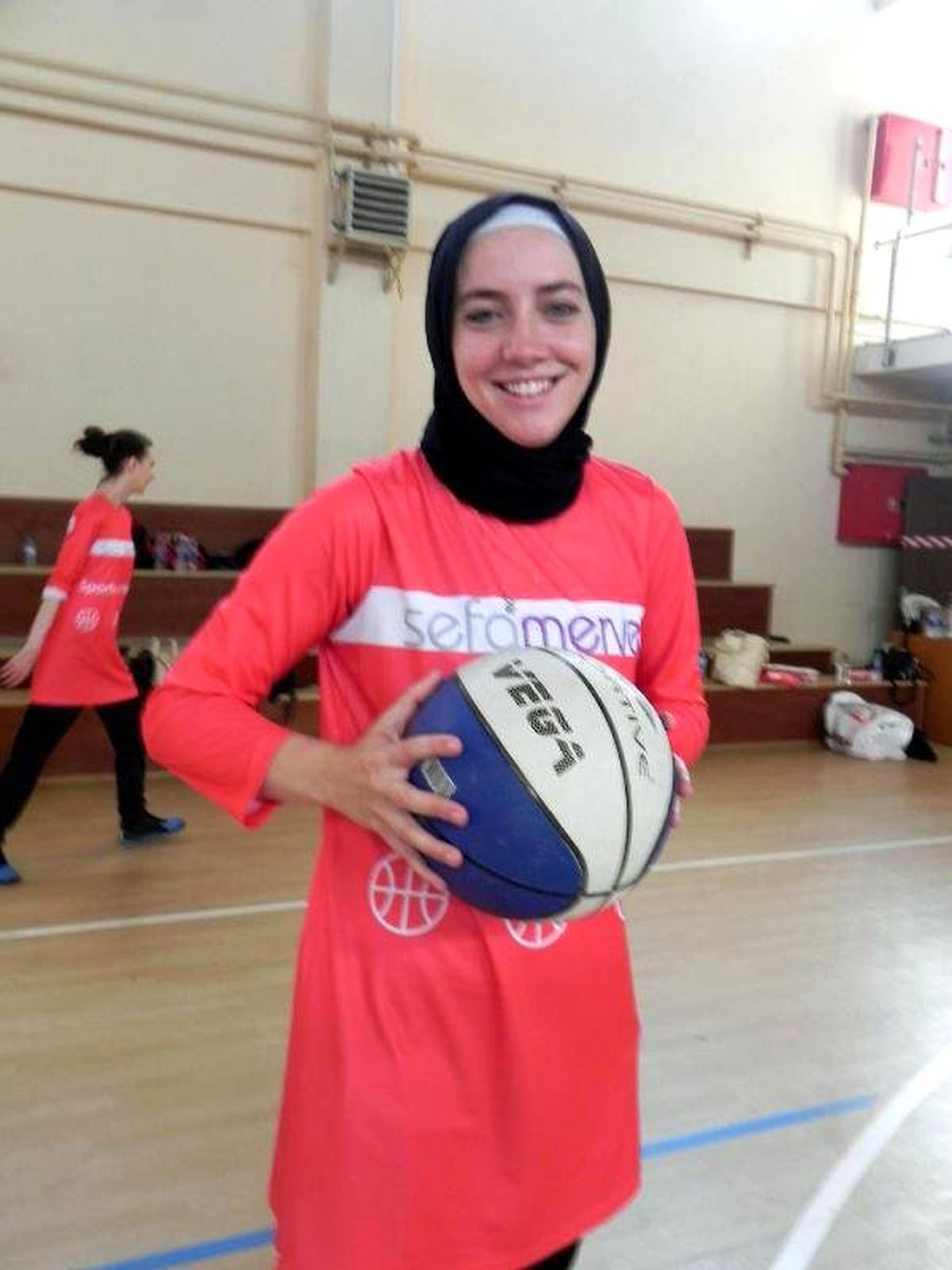 FIBA'ya Karşı Direndi Başörtülü Basketbolu Kabul Ettirdi