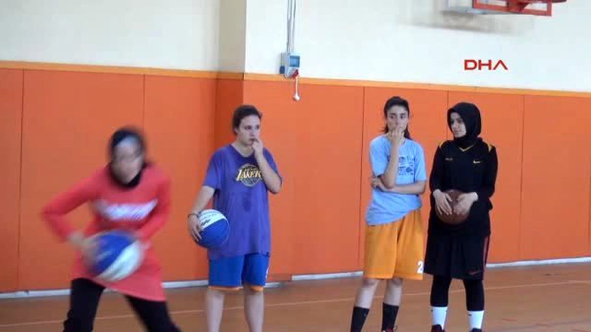 ABD\'de Başlattığı Kampanya ile Fıba?ya Başörtülü Basketbolu Kabul Ettirdi