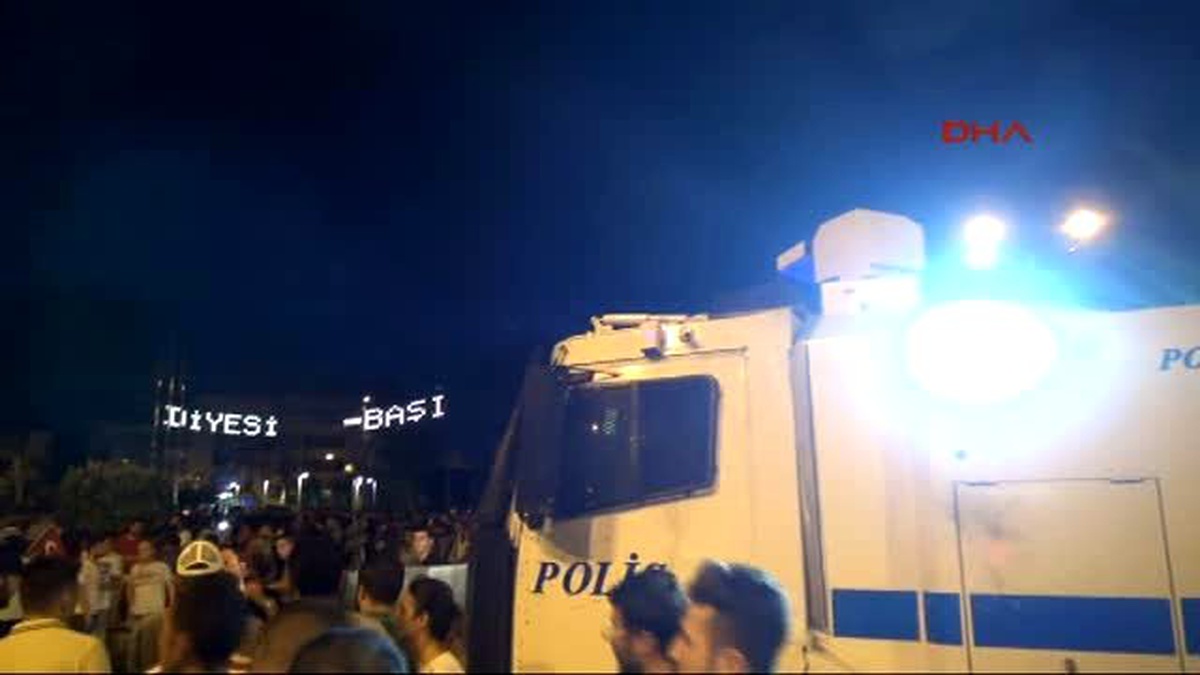 Alanya\'da Hdp Binasına Yürümek İsteyen Gruba Polis Müdahalesi