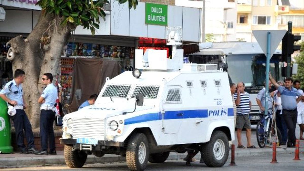 Alanya'da Tehlikeli Gerginlik, HDP Parti Binasının Tabelasını İndirdiler