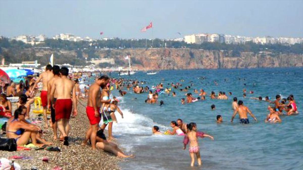 Antalya\'da Nemden Bunalan Sahile Koştu