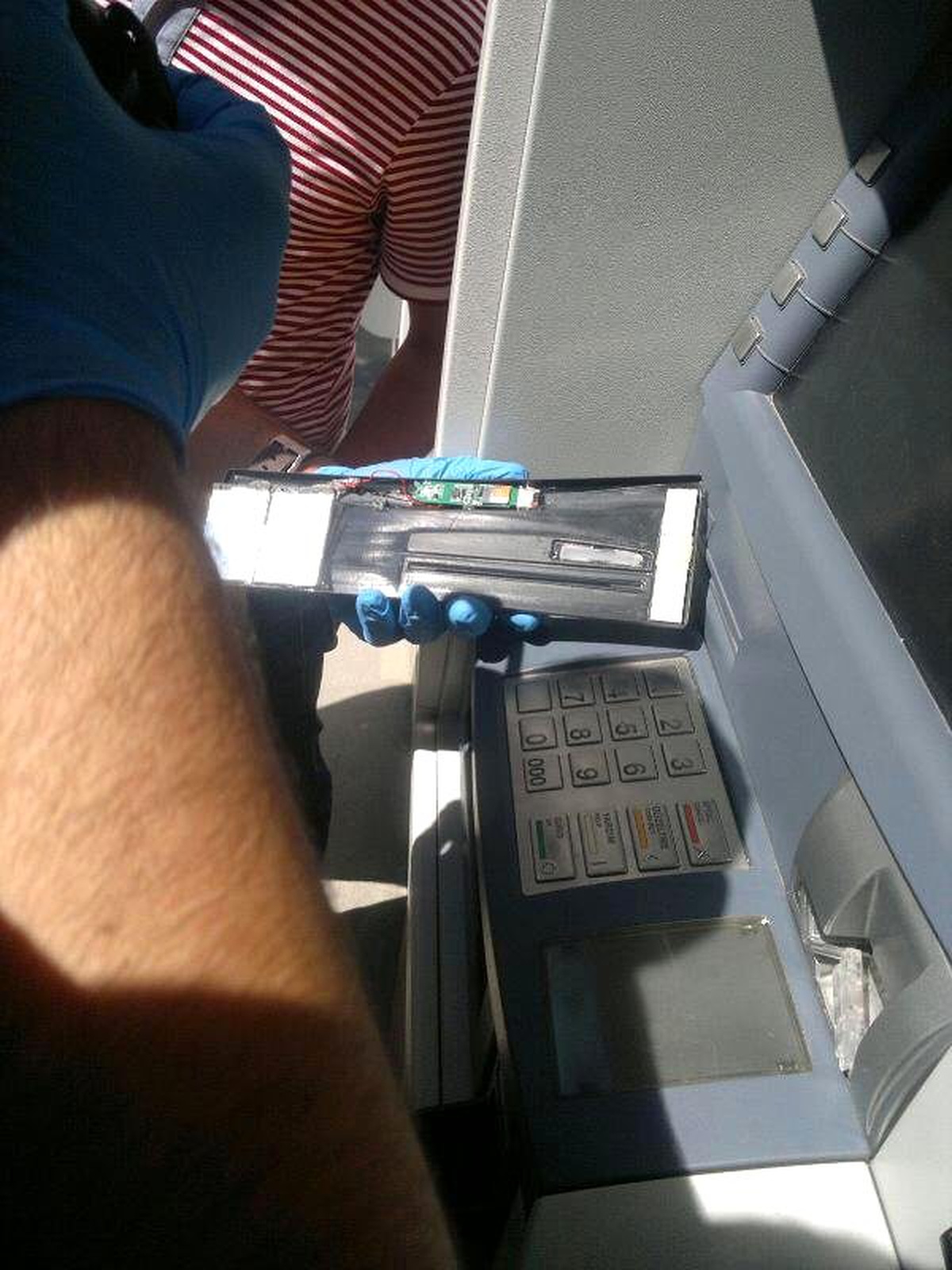 Atm\'deki Kart Kopyalama Düzeneğini Polisler Fark Etti