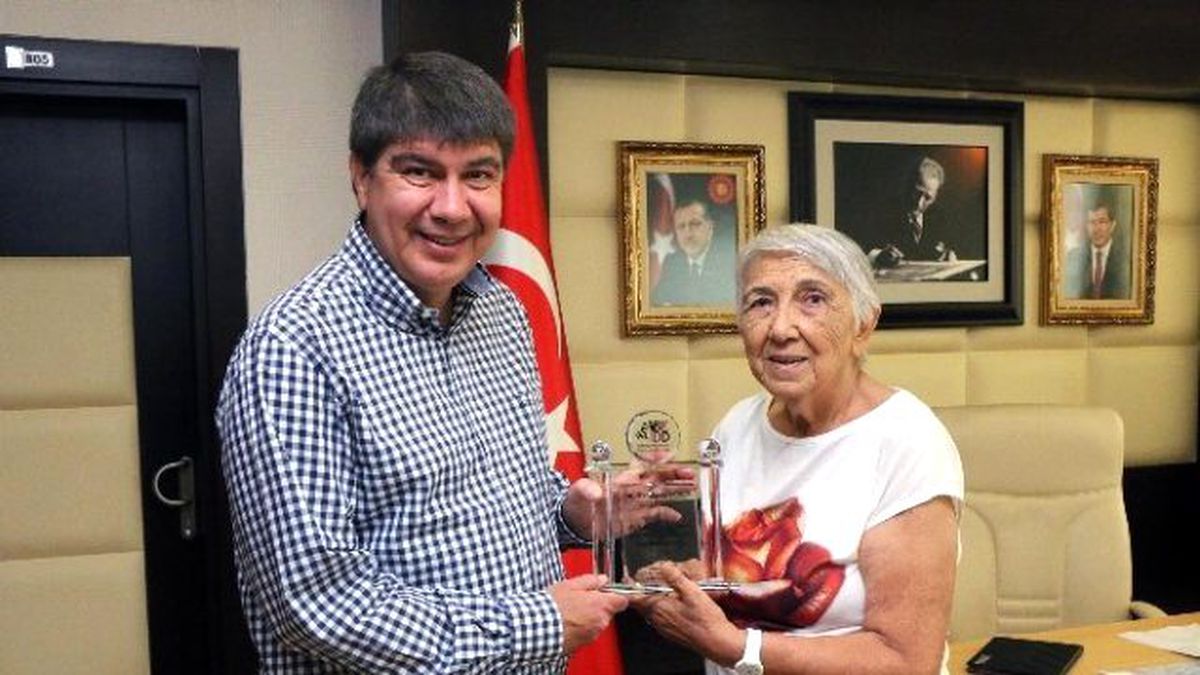 Başkan Türel\'i Duygulandıran Plaket