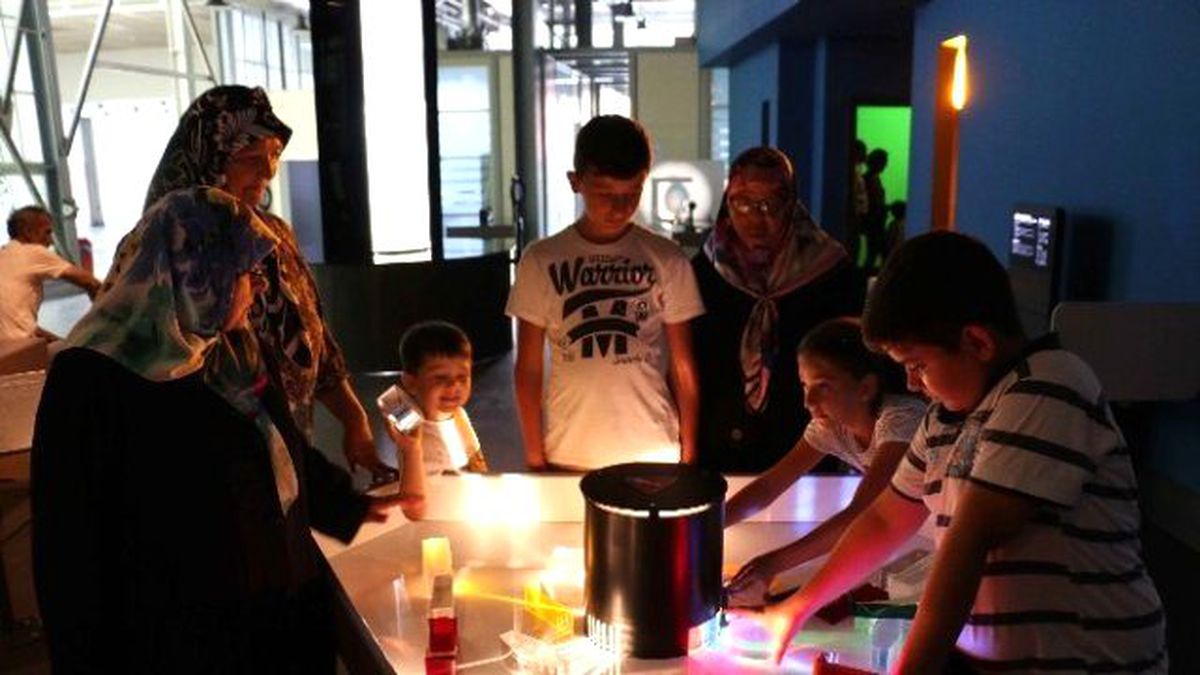 Dede, Nine, Torun Bilim Merkezinde Çalışma Yapıyor