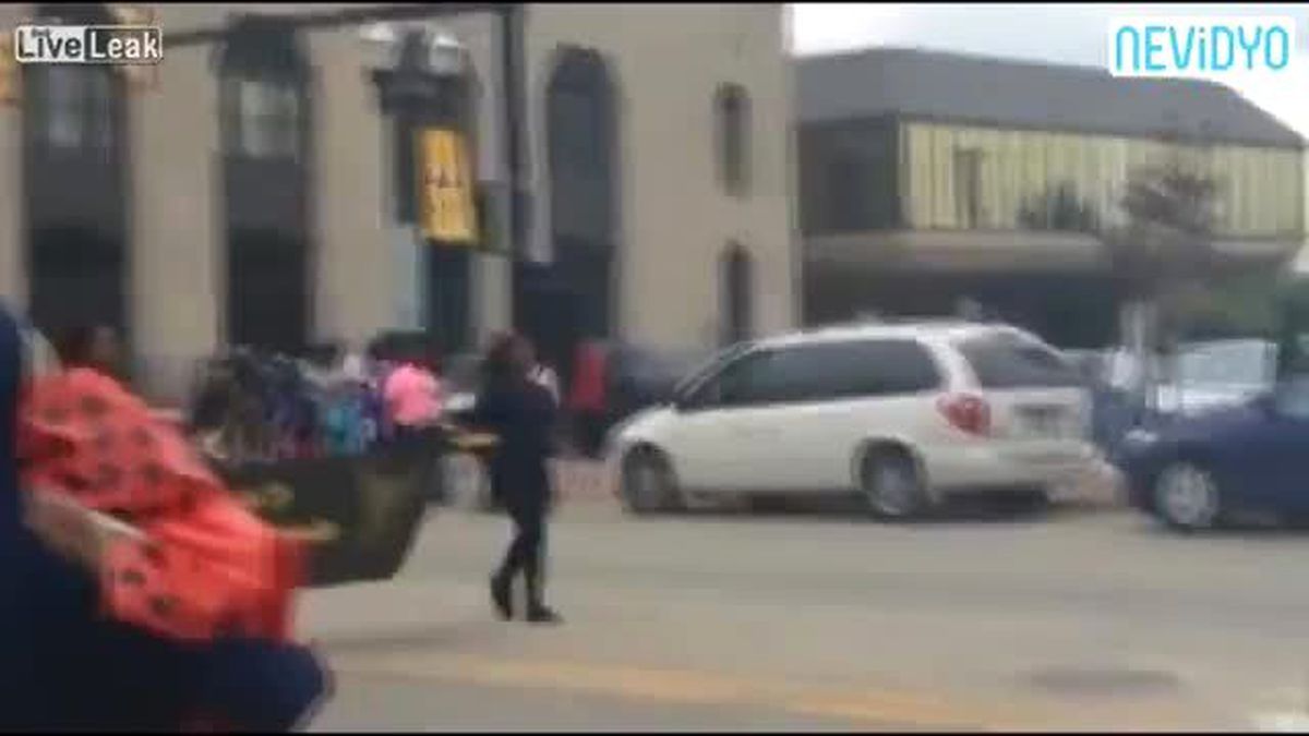 Genç Kızı Böyle Biçti